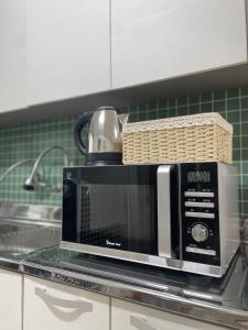 eine Mikrowelle auf einer Küchentheke in der Unterkunft sentimental in Busan + 35 Fotos