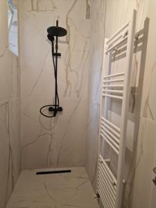 a bathroom with a white marble wall at Apartament Marco 5 in Baia Mare