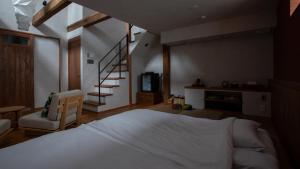 Letto o letti in una camera di 越中井波町屋旅館古香里庵