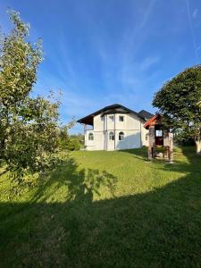 una casa blanca con un gran patio delante en Villa Sami, en Bihać 21 fotos más