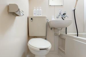 Un baño de メゾンドミナ103号室 20 fotos más