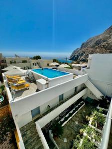 vista su un edificio con piscina di Zacharakis Studios a Kamari