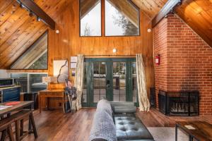 Χώρος καθιστικού στο Bass Lake Chalet- A frame with hot tub/firepit