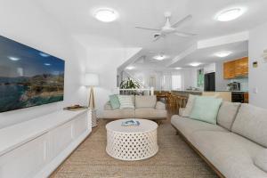 Posezení v ubytování Villa Two Coolum, opposite beach, 4 pools