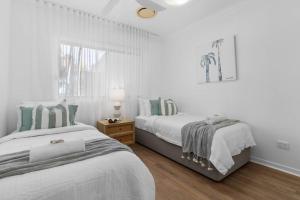 Postel nebo postele na pokoji v ubytování Villa Two Coolum, opposite beach, 4 pools + 27 fotografií