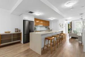 Kuchyň nebo kuchyňský kout v ubytování Villa Two Coolum, opposite beach, 4 pools