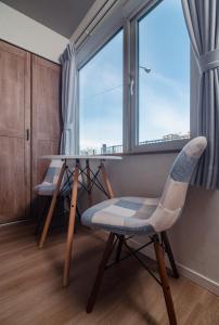 a table and two chairs in a room with a window at 5分車程札幌中心大通公園 豐平川河景四房 廁所x2 浴室x1 淋浴x1 包棟別墅近地鐵 停兩台車 in Sapporo