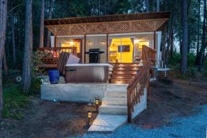 cenador con bañera de hidromasaje en el bosque en Tiny home with spa/firepit/and more, en Yosemite Forks