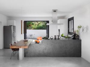 cocina con mesa de madera en Arty Provence, piscine chauffée en Saint-Étienne-du-Grès