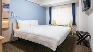 Postel nebo postele na pokoji v ubytování Toyoko Inn Tottori-eki Kita-guchi