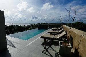 Piscina de la sau aproape de Riviera Tide