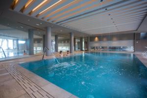 Bazén v ubytování Airone Wellness Hotel nebo v jeho okolí