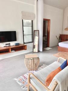 ein Wohnzimmer mit Sofa und Fernseher in der Unterkunft Tropical Crystal Villa with Terrace Kitchen in Ko Phangan + 4 Fotos