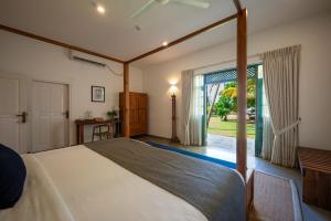 Un dormitorio con una cama y una ventana grande. en On The Rocks, en Unawatuna 32 fotos más