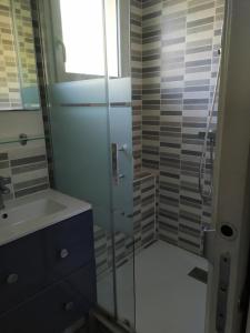 ein Badezimmer mit Dusche und Waschbecken in der Unterkunft Beau studio avec grande terrasse in La Grande-Motte + 16 Fotos