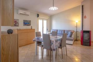 a kitchen and a dining room with a table and chairs at Sestu house via monserrato rooms in Sestu