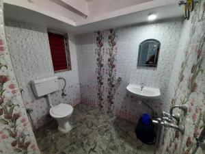 布莱尔港NH Regency的带马桶和水槽的浴室