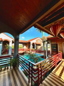 una terraza al aire libre con piscina en una casa en Gecko Backpackers Hostel, en Ninh Binh