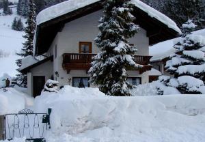 ルーポルディングにあるHaus Ruthの雪に覆われた家