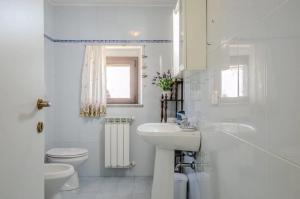 Un baño blanco con lavabo e inodoro. en Agriturismo il Montoto - Nature & Relax, en Castiglione della Pescaia 32 fotos más