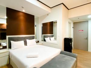 Postel nebo postele na pokoji v ubytování Cozy and Homey Studio at Vasanta Innopark Apartment By Travelio + 14 fotografií