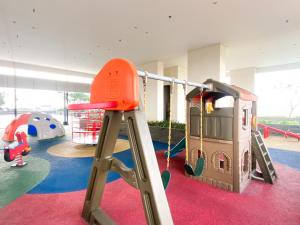 Herní místnost nebo prostor pro děti v ubytování Cozy and Homey Studio at Vasanta Innopark Apartment By Travelio