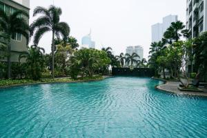una piscina en medio de una ciudad en Great Location and Comfy 2BR Apartment at Thamrin Residence By Travelio, en Yakarta