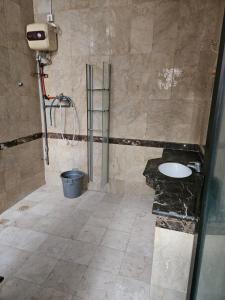 un baño con ducha y lavabo en Grand Valora Anggrek Simpang Lima Semarang, en Semarang