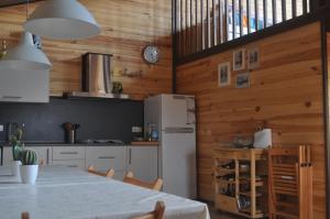 eine Küche mit einem Tisch und einem weißen Kühlschrank in der Unterkunft Casa Rural Mentesana in Villanueva de la Fuente
