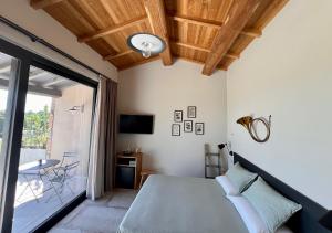 TV a/nebo společenská místnost v ubytování Podere l'Alfina B&B - Bio Agriturismo