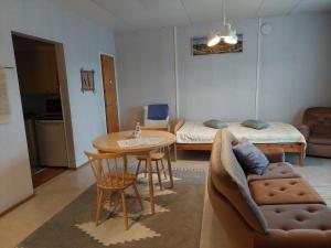 Posezení v ubytování Kolmostien kotokortteeri