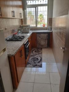 Kuchyň nebo kuchyňský kout v ubytování Doha Apartment