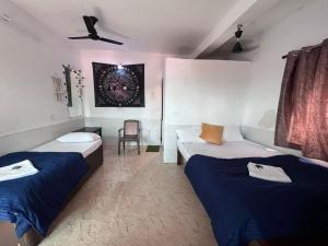 Una cama o camas en una habitación de HAKUNA MATATA - Budget Stay at Arambol Beach, Goa