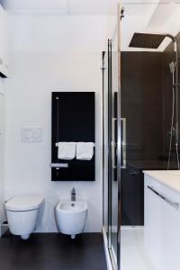 ローマにあるPgrHome Luxury Apartments Parioneの白いバスルーム(トイレ、シンク付)