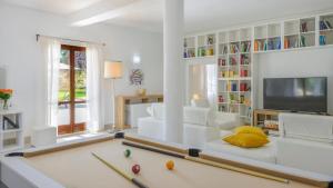 a living room with a pool table and a tv at VILLA ARDENTE 12&1, Emma Villas in Bellante