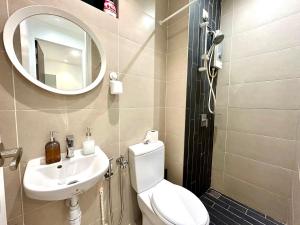 um banheiro com um vaso sanitário, uma pia e um espelho em HD 1-8pax 2K1Q beds Ara Damansara near Subang Airport em Petaling Jaya mais 26 fotografias