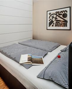 ヴェスターラントにあるAtlantisのベッド2台 ベッドの上に本1冊