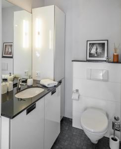 ヴェスターラントにあるAtlantisの白いバスルーム(トイレ、シンク付)
