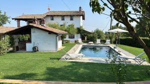 Bazén v ubytování Cascina Bella Relais nebo v jeho okolí