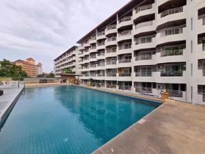 a large swimming pool in front of a building at Jomtien Plaza Residence in Jomtien Beach