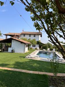 Bazén v ubytování Cascina Bella Relais nebo v jeho okolí + 37 fotografií