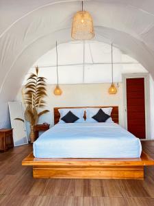 Giường trong phòng chung tại Glamping & Natural Hot Spring