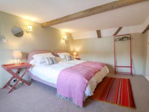 Postel nebo postele na pokoji v ubytování Brook Cottage