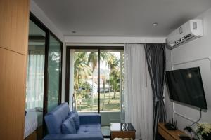 TV a/nebo společenská místnost v ubytování Aristo 2 Phuket, Surin beach
