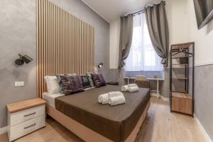 Una cama o camas en una habitación de Bello Urban Boutique - Golden Keys Collection