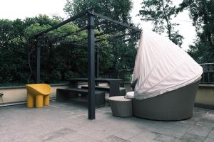ein Spielbereich mit Picknicktisch und Zelt in der Unterkunft ComeCasa Terraced Apartment in Porta Romana in Mailand