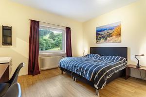 un dormitorio con una cama y una ventana en Zum Holzknecht, en Willingen