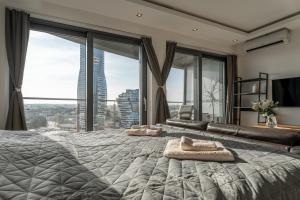 Postel nebo postele na pokoji v ubytování Capital Towers Premium Sunset 15th floor & darmowy parking podziemny + 13 fotografií