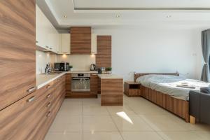 Kuchyň nebo kuchyňský kout v ubytování Capital Towers Premium Sunset 15th floor & darmowy parking podziemny