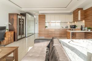 Kuchyň nebo kuchyňský kout v ubytování Capital Towers Premium Sunset 15th floor & darmowy parking podziemny